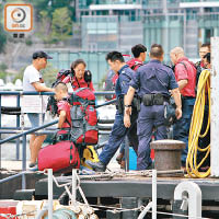 搜救人員乘水警輪往蒲台島搜索。（張開裕攝）