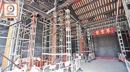 龍躍頭<br>松嶺鄧公祠亦發現有維修用鐵架和未完成的維修工程，大殺風景。