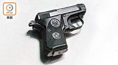 女疑兇涉行兇時使用的曲尺手槍。