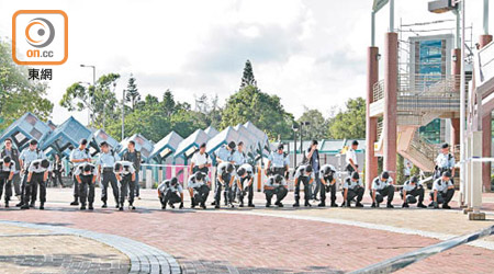 大批警員在鰂魚涌公園搜索。