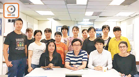 聯合國移民署香港辦事處四名代表（前排）與曾紀南（左一）及十名護老院內地外勞會面。（受訪者提供）