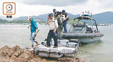 地政總署及民航處人員乘水警小艇登島。（趙瑞麟攝）