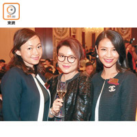 黃曉妮（右起）、黃紅曉同陳映彤三位靚女總理輪流上台預告來年嘅慈善工作。