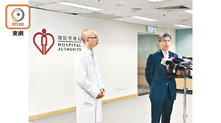 鄧耀鏗（右）承認屯門醫院人員溝通出問題。左為莫俊強。（黎忞攝）