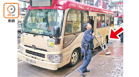 鋁梯（箭嘴示）擊中路邊紅頂小巴。（張開裕攝）