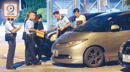 事主家人在七人車旁協助警方調查。（馮溢華攝）