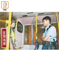 238M線九巴座位被鎅爛，車長協助警方調查。（陳賜慧攝）