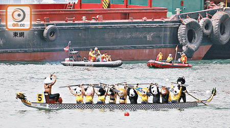 香港國際龍舟邀請賽，負責設置海上線道及浮台工程的承辦商，被揭發違例使用只有遊樂船牌照的船隻。（資料圖片）
