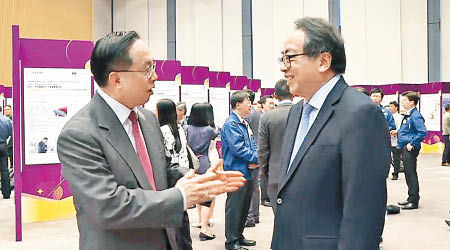 楊偉雄（左）同徐立之都希望香港可培訓到更多科研人才。（互聯網圖片）