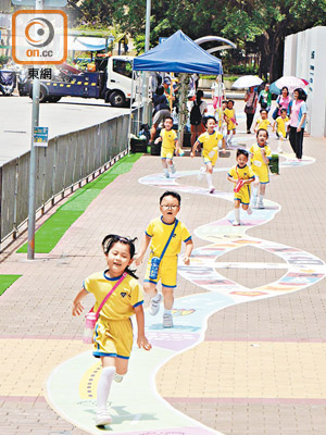 活動當日適逢有幼稚園參觀，學生馬上到行人路上試玩。