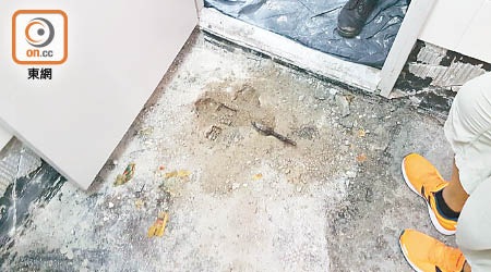 水泉澳邨曾涉偷工減料，有廁所地台內藏鬆散沙石。
