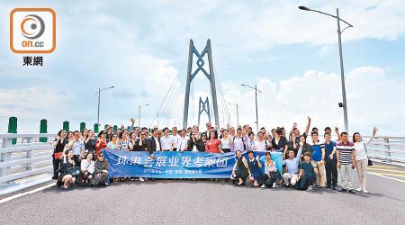 亞博館率領代表團到港珠澳大橋考察。（何量鈞攝）