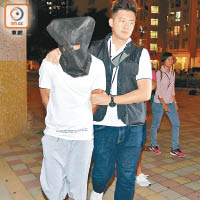 警方將巴裔疑犯帶署。（文健雄攝）