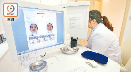 病人將頭探入儀器後，電腦會拍攝相片，準確分析出臉色、舌頭的顏色值。（胡家豪攝）