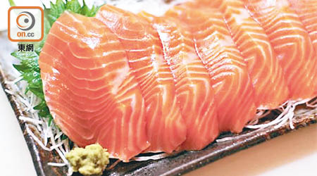 多吸取三文魚等食物中的維他命D可防腸癌。