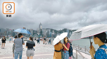 本港昨日不時有驟雨及狂風雷暴。（李志湧攝）