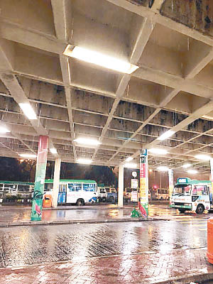 港鐵大埔墟站附近一個有蓋小巴站，下雨期間頂部大範圍滲水。（Facebook群組「大埔Tai Po」圖片）