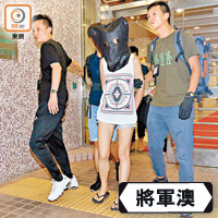 涉販毒女子被捕帶署。（馬竟峯攝）