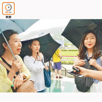台灣旅客許小姐（左）指，來香港旅遊專程入馬場看看，並讚香港賽馬很有現場感。