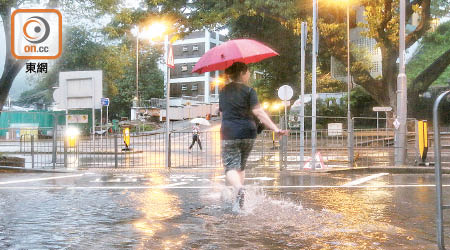 昨日滂沱大雨，天文台預測今日雨勢減弱。