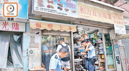 警員到遇竊海味店調查。（趙瑞麟攝）