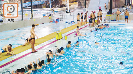 不少泳會租用公眾泳池泳線開班授泳。