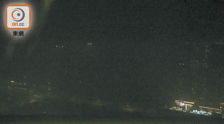 昨晚近八時，一聲巨雷轟鳴後，赤鱲角機場陷入漆黑。（讀者提供）