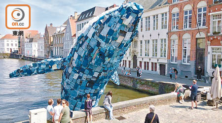 有建築設計公司以超過五噸塑膠垃圾，設計一座三十八呎高的鯨魚雕塑。（互聯網圖片）