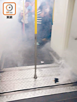 今年五月有「尿袋」於港鐵車廂內冒煙。