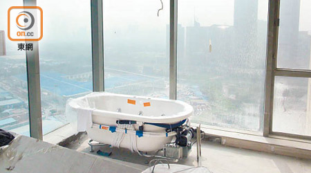 曾蔭權於在任時無申報正洽租的東海花園單位，位於深圳優越地段。圖為大宅浴室一隅。