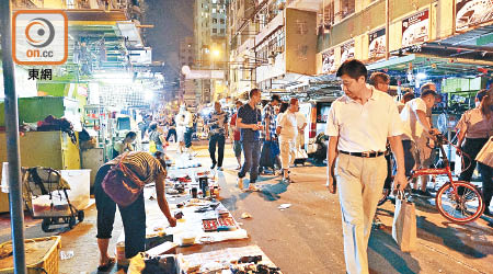 入夜後，深水埗街頭有不少南亞小販擺賣。