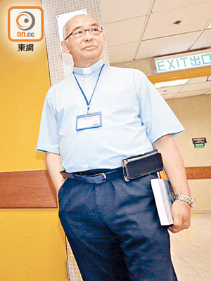 天主教香港教區副主教陳志明昨攜同聖經書籍到醫院羈押病房探望曾蔭權。（鍾健國攝）
