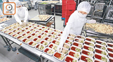 國泰航空飲食服務表示將主力發展飛機餐飲服務，不再經營學生午餐及小賣部業務。