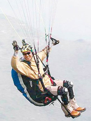 鍾旭華玩滑翔傘期間失蹤。（互聯網圖片）