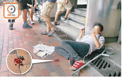 港鐵站外「吐血」<br>「吐血女」倒臥港鐵深水埗站出口外，面前有一攤血。