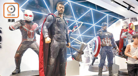 有參展商擺設多款一比一的Marvel電影角色雕像，供粉絲拍照「打卡」。（陳德賢攝）