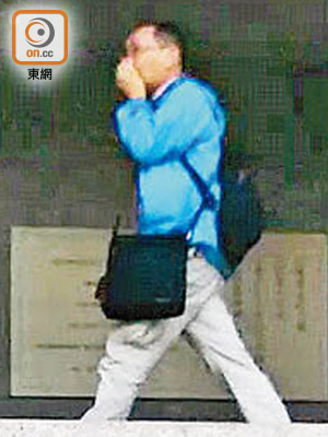 被告趙國尉獲輕判罰款後，離庭時不斷迴避記者拍攝。