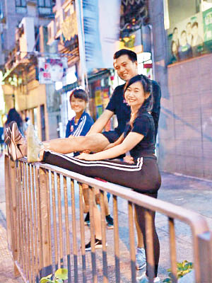 袁嘉蔚（右）組織夜跑團，吸引街坊齊做運動。（互聯網圖片）