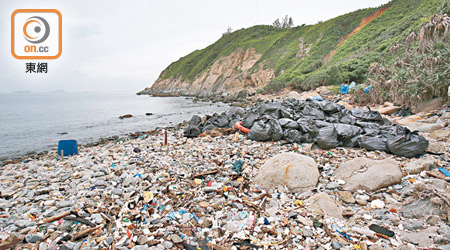 石澳垃圾灣<br>石澳垃圾灣雖列入海上垃圾優先處理地點，但現場依然滿布垃圾。