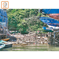 香港仔<br>香港仔有船廠外圍長期積聚大量垃圾，包括廢棄木材。