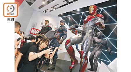 Iron Man模型吸引大量市民拍照留念。（何天成攝）