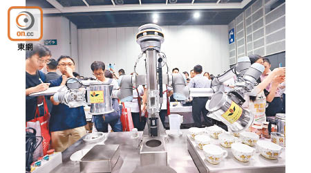 人工智能機械人「金仔KamChAI」模仿奶茶師傅的製茶技巧。（何量鈞攝）