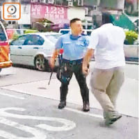 警員手持警棍喝止南亞漢。（讀者提供）