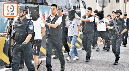 公安押送三名港人疑犯，移交予香港警方。（袁志豪攝）