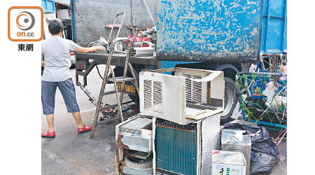 以往不少中小型回收商都會收集及堆積大量廢舊電器。