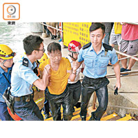救人警員（右一）連同事主被救上岸。