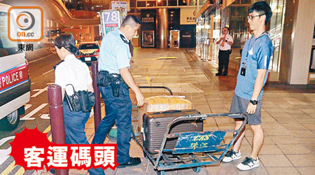 警員檢走疑犯的行李篋。（梁頴福攝）