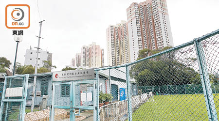香港不少配水庫與民居相當接近，其上蓋空間經常吸引市民進入進行各種活動。