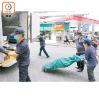 盧遺體由仵工舁走。