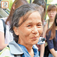陳婆婆控訴食環署職員連她飲水亦斥責，批評「唔當我哋係人！」